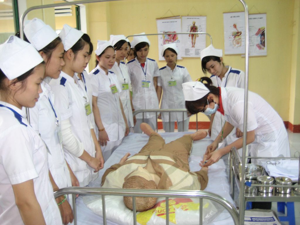 Sinh viên Lạc Việt trong giờ thực hành