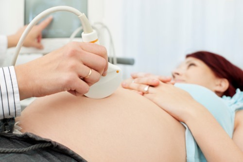 Độ mờ gáy thai thường được đo vào tuần lễ 11 - 13 tuần, kết hợp với tuổi mẹ và xét nghiệm Double test để tính toán nguy cơ hội chứng Down của bé. (ảnh minh họa)